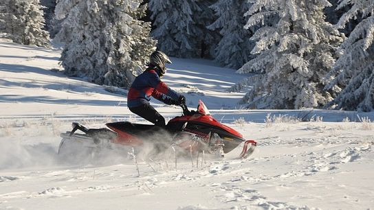 Snowmobiling in New Hampshire: A Winter Wonderland for Enthusiasts (featured)